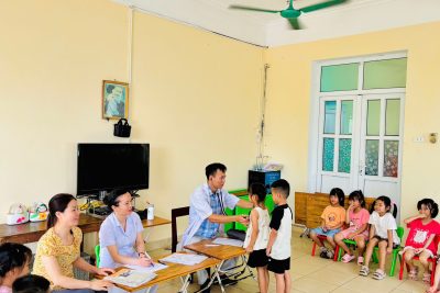 KHÁM SỨC KHOẺ ĐỊNH KÌ CHO CÁC BÉ TRƯỜNG MẦM NON NAM HOA